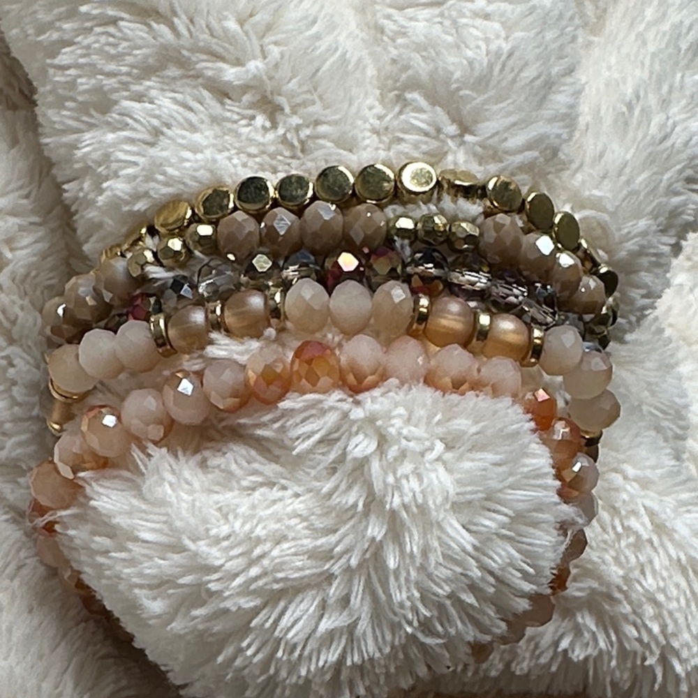 Beaded Bracelets Peachy Gold Mauve Set of 5 with Cross Charms on 2 of them NWOT - Picture 6 of 16